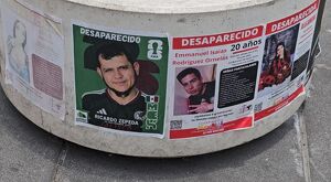 El colectivo Luz de Esperanza interviene el centro de Guadalajara con cédulas de búsqueda diseñadas como estampas del Mundial para concientizar al turismo.