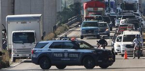 Una patrulla de policía detiene el tránsito en una autopista de Puebla.
