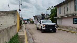 una patrulla de la guardia nacional patrullando en una calle en tepeaca