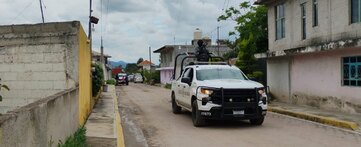 una patrulla de la guardia nacional patrullando en una calle en tepeaca