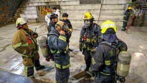 Elementos de la Protección civil y Bomberos de Guadalajara en el simulacro que se llevó a cabo en el tren ligero
