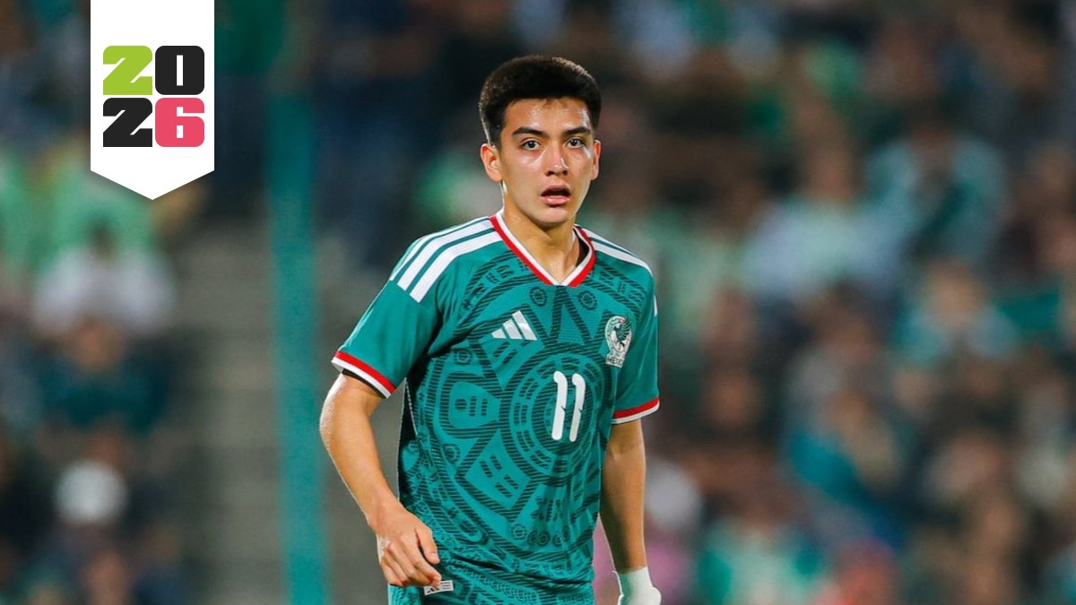 Gilberto Mora con la Selección Mexicana en un partido internacional.