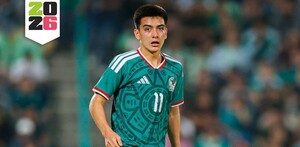 Gilberto Mora con la Selección Mexicana en un partido internacional.