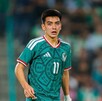 Gilberto Mora con la Selección Mexicana en un partido internacional.