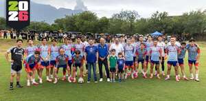 Selección de Japón en El Barrial de los Rayados junto al gobernado de Nuevo León, Samuel García.