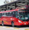Unidad del Metrobús llega a una estación