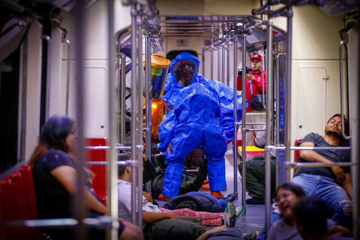 Unos elementos de los Bomberos de Guadalajara y unas personas simulando ser victimas en el vagón del tren ligero