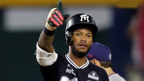 Jugador de Sultanes de Monterrey durante el partido ante Monclova en el Walmart Park.
