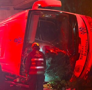bomberos atienden un accidente de autobús en la autopista méxico-puebla