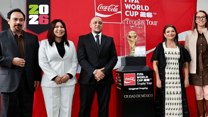 El exjugador brasileño volvió a sostener el trofeo más importante del futbol durante el recorrido mundial de la FIFA.