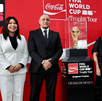 El exjugador brasileño volvió a sostener el trofeo más importante del futbol durante el recorrido mundial de la FIFA.