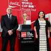 El exjugador brasileño volvió a sostener el trofeo más importante del futbol durante el recorrido mundial de la FIFA.