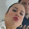 Mujer maquillada sonriendo para una fotografía.