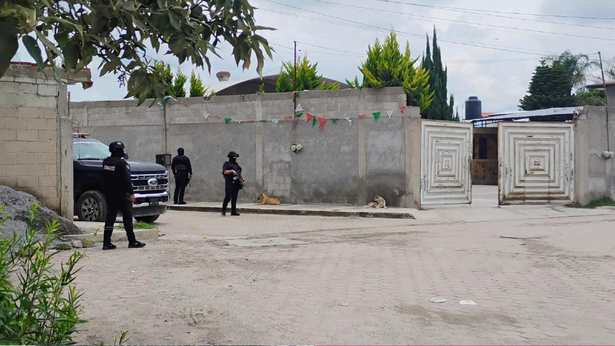 policías resguardan una vivienda cerca de donde ocurrió la explosión de gas lp en tepeaca