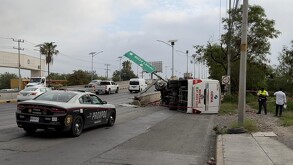 Un conductor perdió la vida luego de impactar un señalamiento y volcar el camión de pasajeros que conducía en Escobedo.