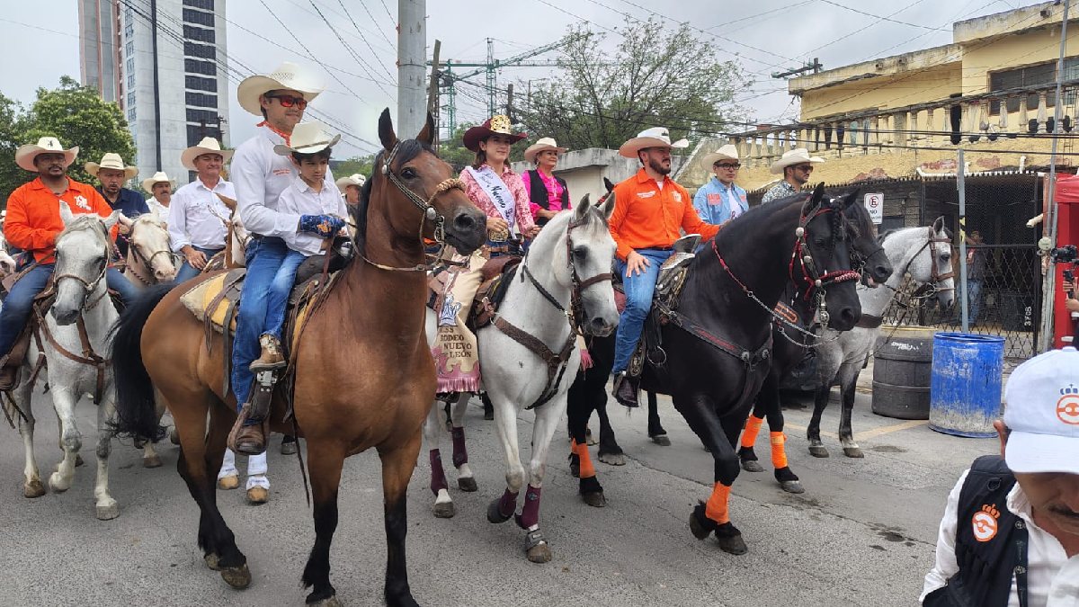 Samuel García en cabalgata norteña.