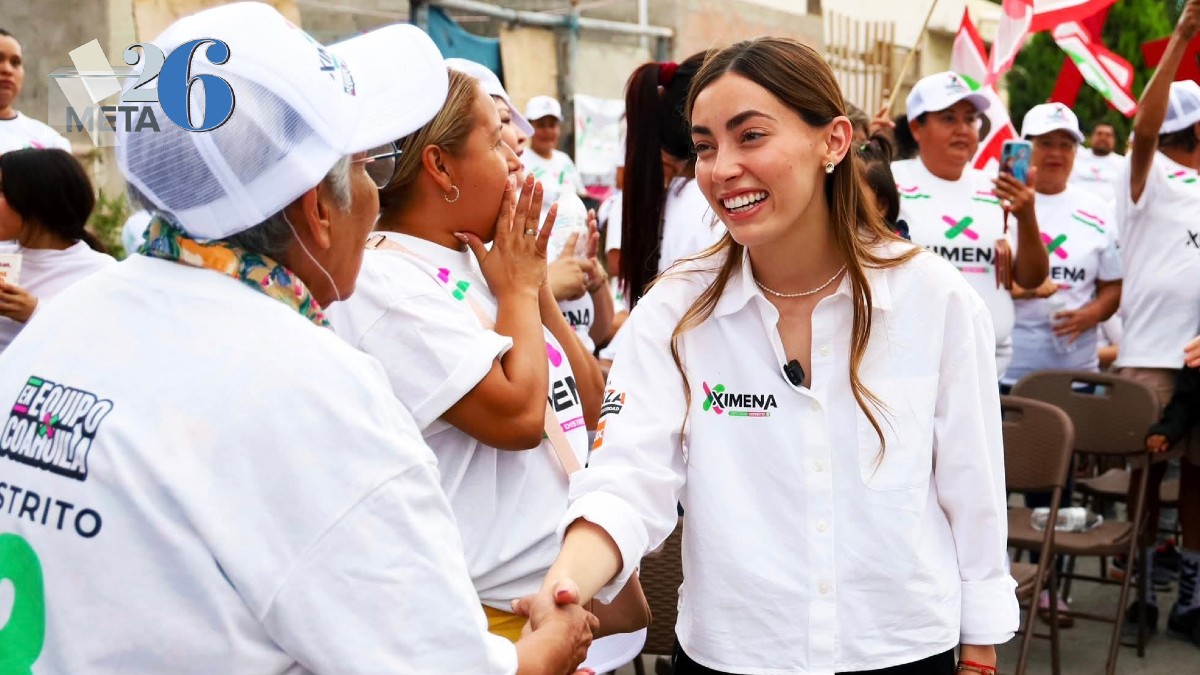 Foto de Ximena Villarreal en un acto de campaña saludando con una sonrisa a una de las simpatizantes del distrito 10 de Torreón.