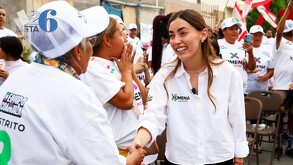 Foto de Ximena Villarreal en un acto de campaña saludando con una sonrisa a una de las simpatizantes del distrito 10 de Torreón.