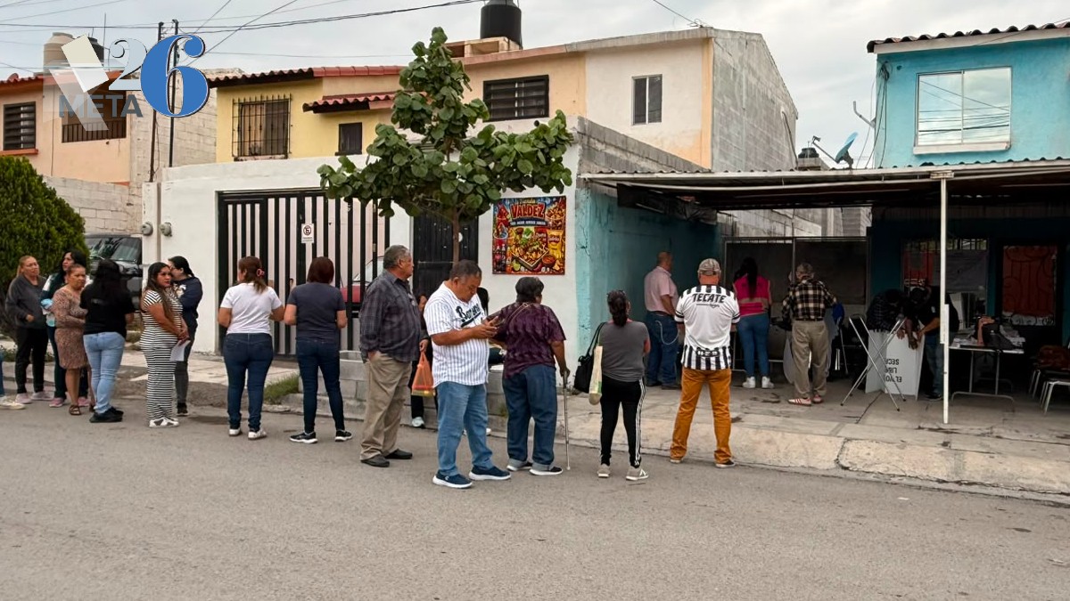 Ciudadanos aguardan a las afueras de la casilla 1619, en Saltillo, debido al retraso en su apertura para esta jornada electoral en Coahuila.