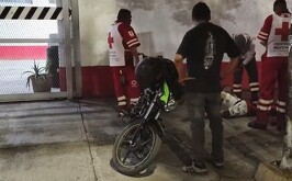 Paramédicos atendiendo a un joven motociclista que derrapó en Torreón.