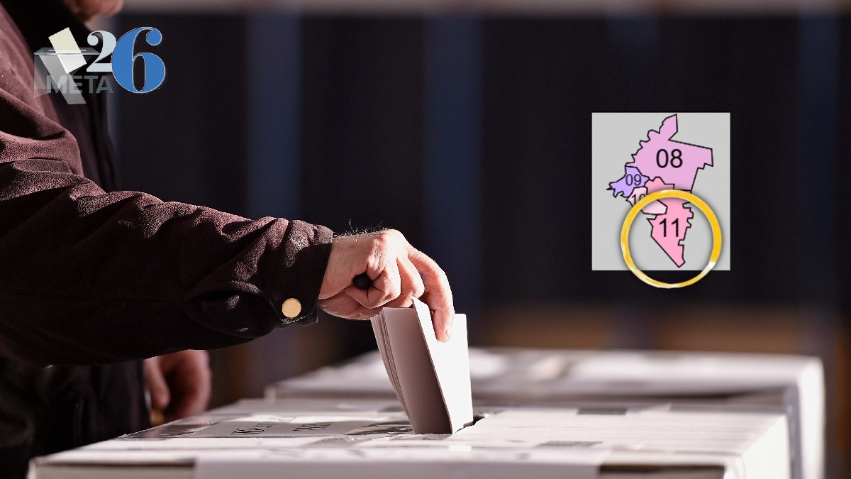 Hombre votando en casilla