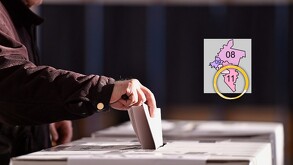 Hombre votando en casilla