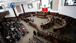 Urna de votación en una casilla de foto de archivo