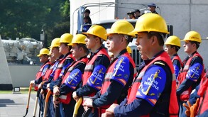 Elementos de la Armada de México alistan vehículos y embarcaciones tras la activación del Plan Marina preventivo en el puerto de Manzanillo
