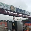 El fuerte impacto contra el muro divisor de carriles dejó el vehículo sin el vidrio frontal sobre la carpeta asfáltica.