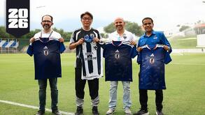 Cuerpo técnico de la Selección de Japón y directivos de Rayados intercambiando jerseys en el último día del combinado nipón en Monterrey.