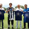 Cuerpo técnico de la Selección de Japón y directivos de Rayados intercambiando jerseys en el último día del combinado nipón en Monterrey.