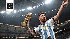 Lionel Messi cargando la Copa del Mundo en el 2022.