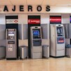 Cajeros automáticos de distintos bancos puestos en fila con una pared blanca de fondo dentro de un establecimiento en Guadalajara