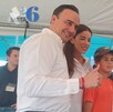 Se observa a un hombre abrazando a una mujer y dos menores de edad.