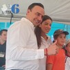 Se observa a un hombre abrazando a una mujer y dos menores de edad.
