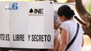 Fotografía de una mujer entrando a ejercer su voto