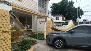camioneta incrustada en casa