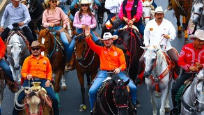 Samuel García montando un caballo.