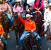 Samuel García montando un caballo.