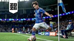 Takefusa Kubo cobrando un tiro de esquina con la Selección de Japón.