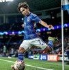 Takefusa Kubo cobrando un tiro de esquina con la Selección de Japón.