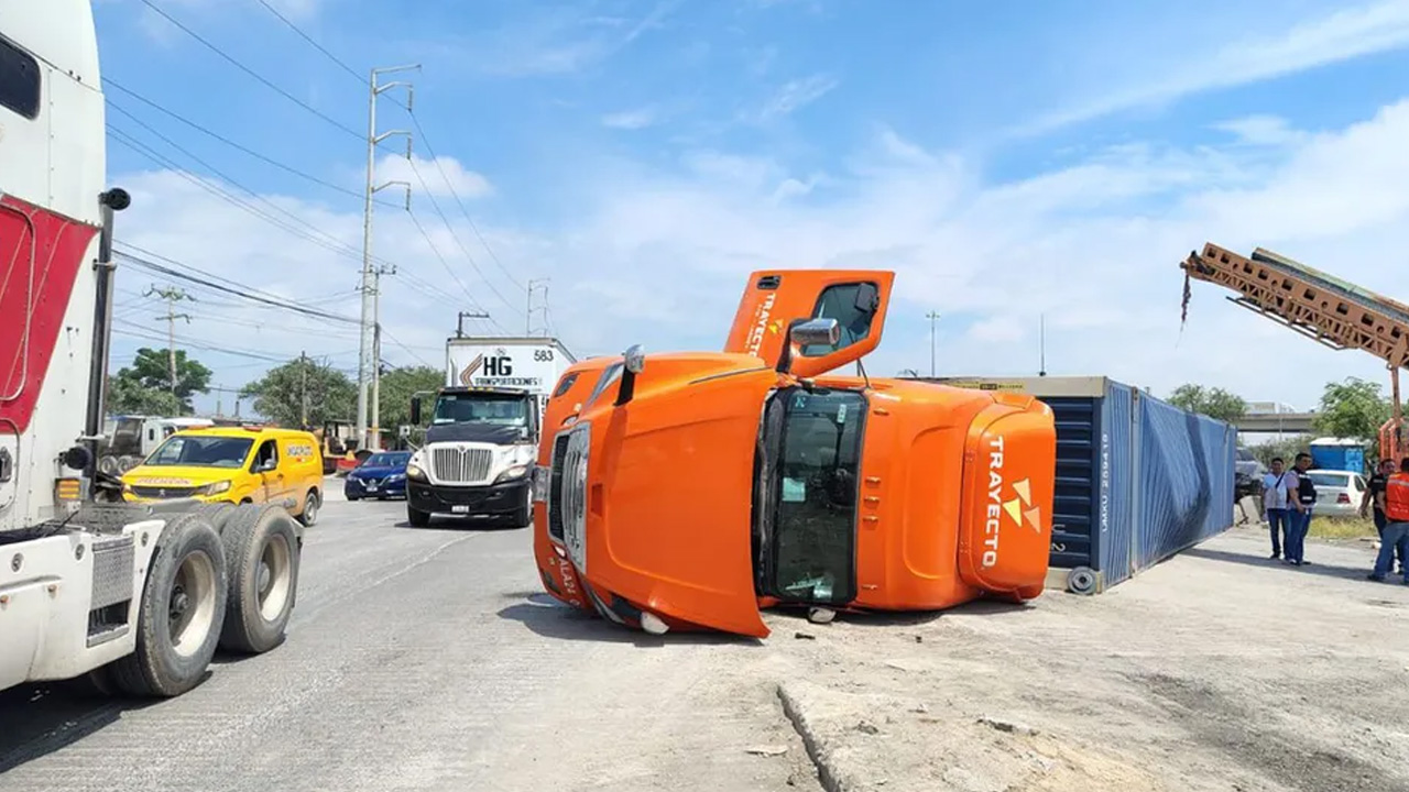 Una locomotora impactó y volcó a un tráiler, cuyo operador intentó ganarle el paso en el Triángulo del Norte, en Escobedo.