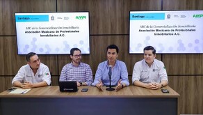 Integrantes de AMPI Monterrey y el alcalde de Santiago.