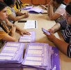 Gente votando en elecciones.
