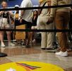 Gente de pie cerca de una zona acordonada tras un apuñalamiento en la estación Penn, el domingo 7 de junio de 2026