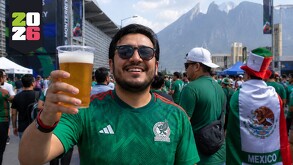 Aficionado de México tomando cerveza en Monterrey.
