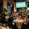 Personas ven Mundial 2026 en un restaurante