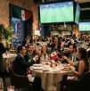 Personas ven Mundial 2026 en un restaurante