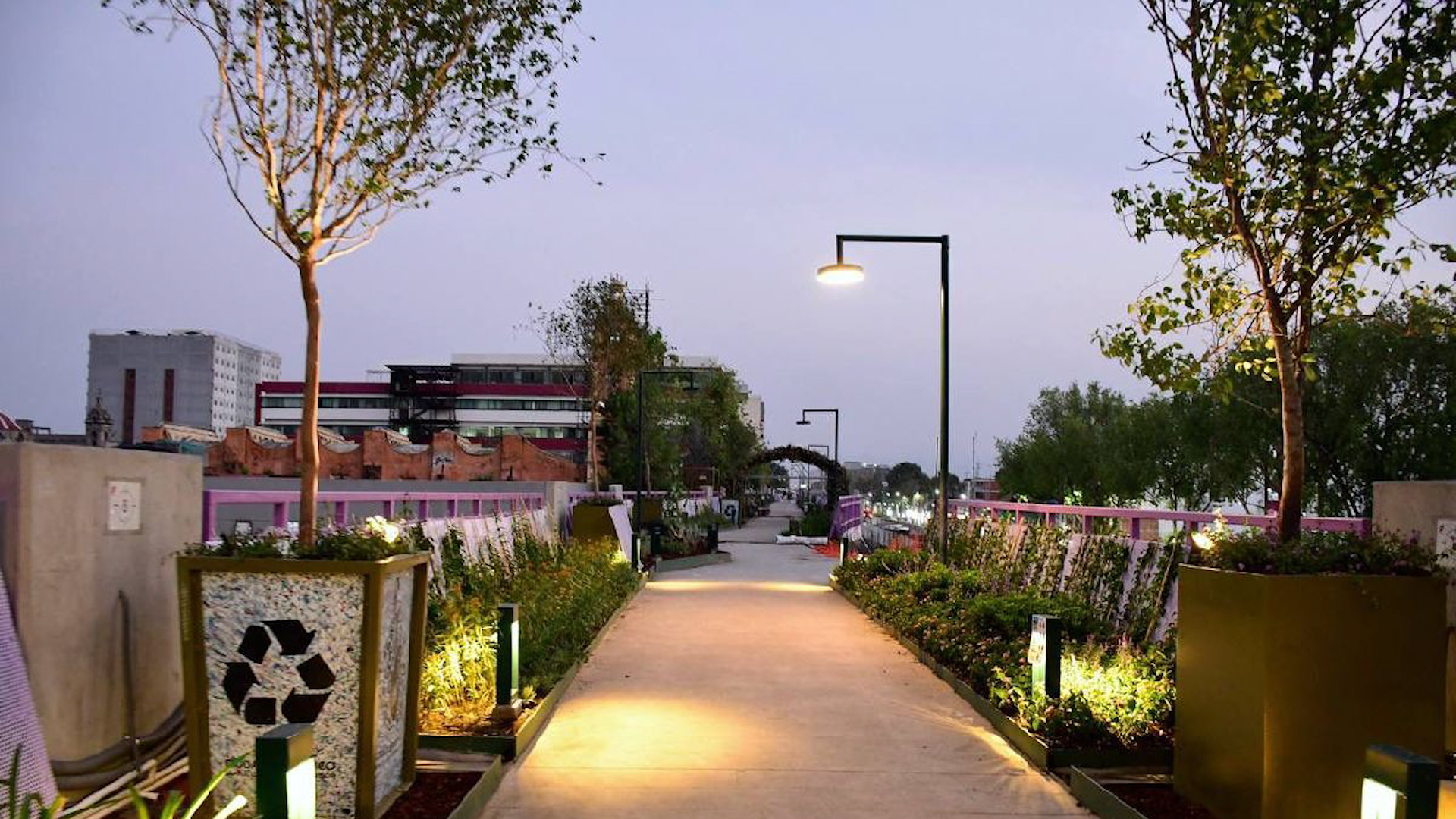 Clara Brugada inaugura jardín flotante Tlalpan con 100,000 plantas y 2,000 árboles. Obras en Chabacano incompletas: visitantes sin salida clara.