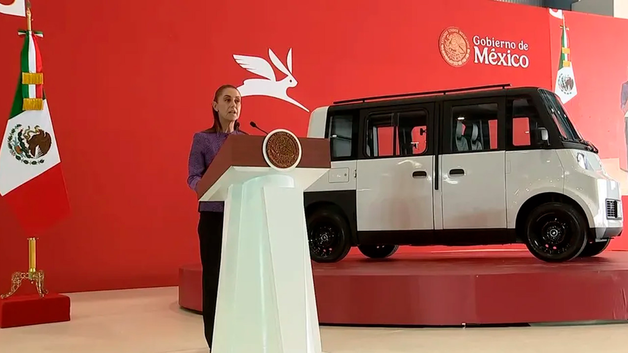 Claudia Sheinbaum presentó Olinia, el primer vehículo eléctrico desarrollado en México.